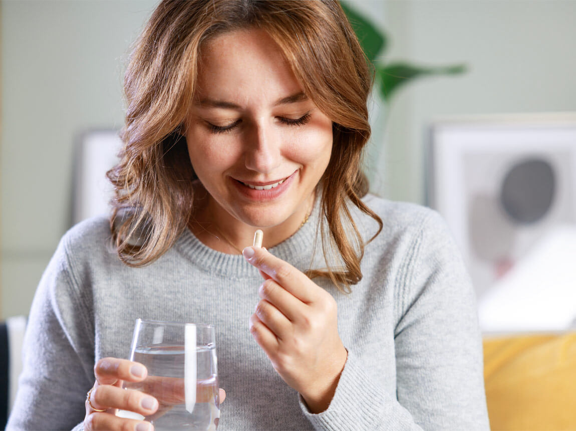 nő vitaminkapszulával 