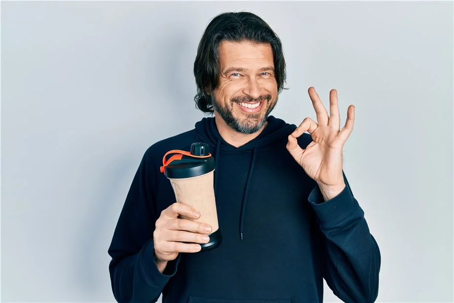 idős férfi fehérjekiegészítővel 