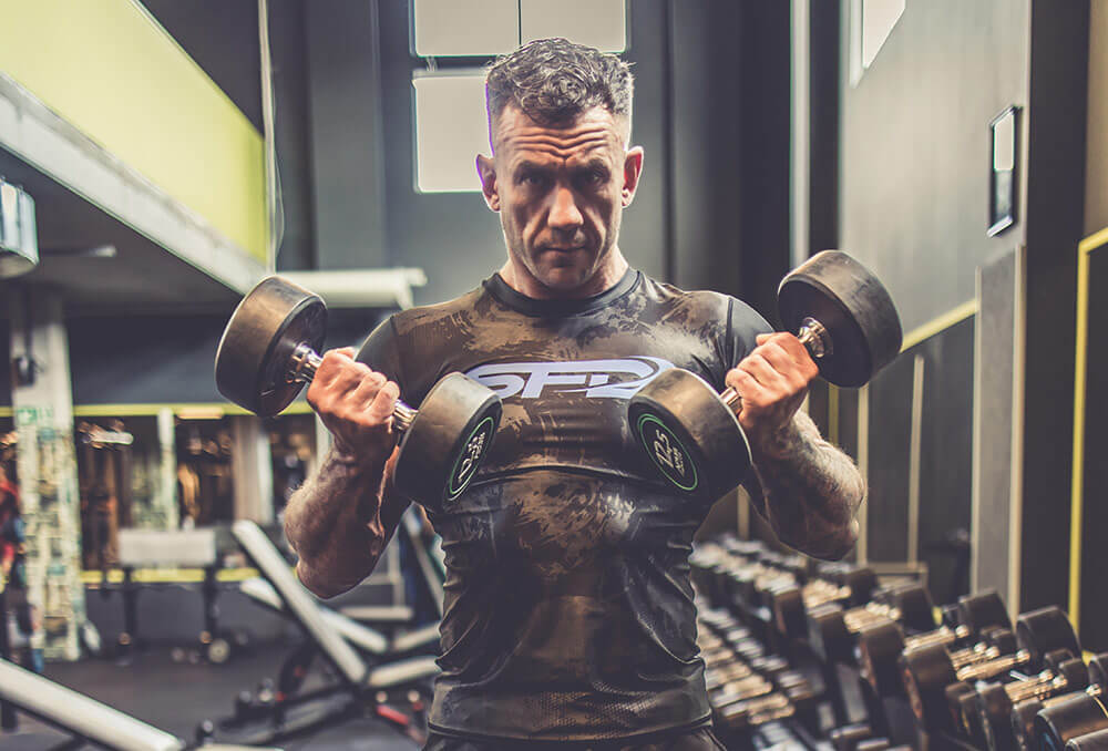 férfi az edzőteremben