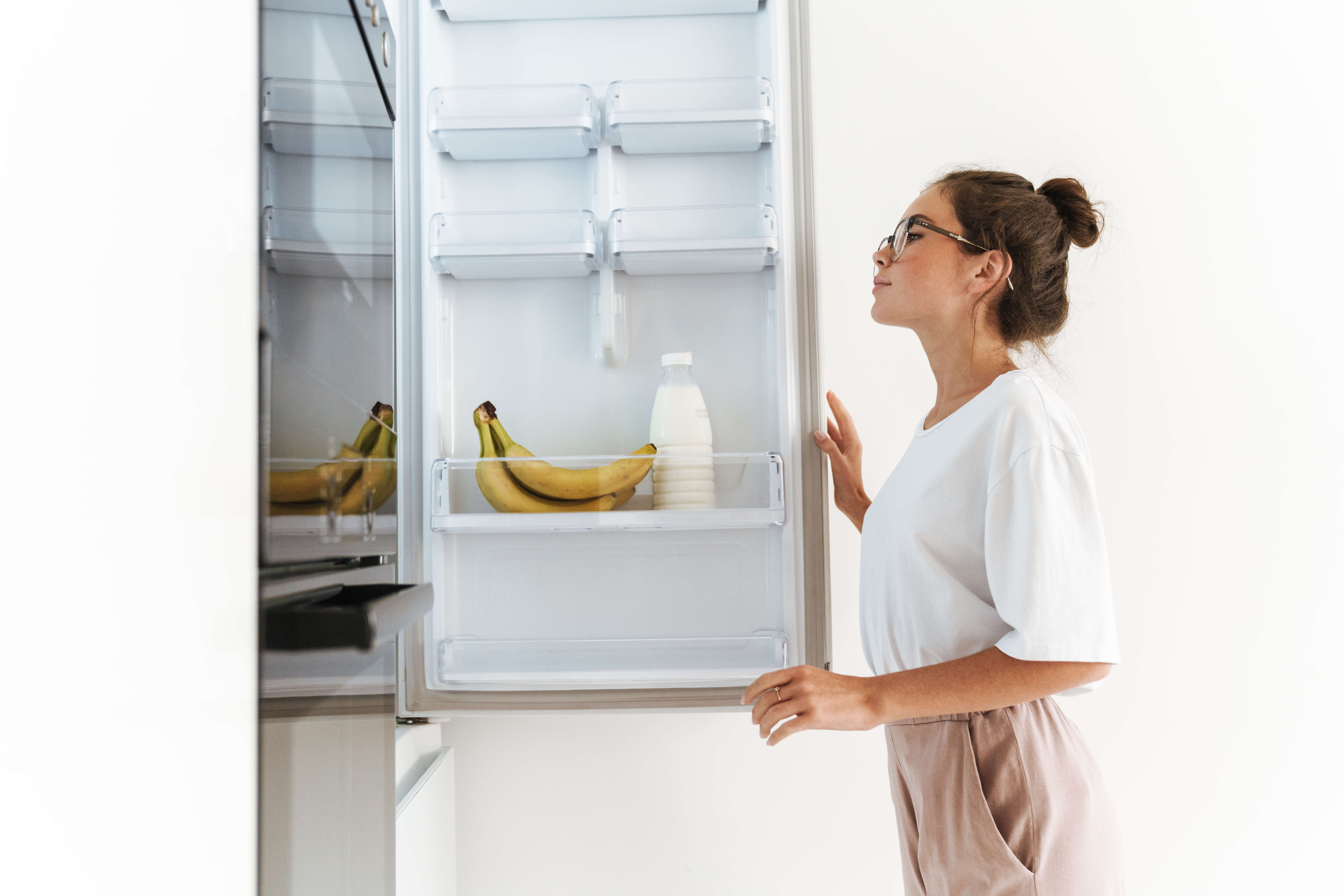 nő a hűtőszekrénynél 