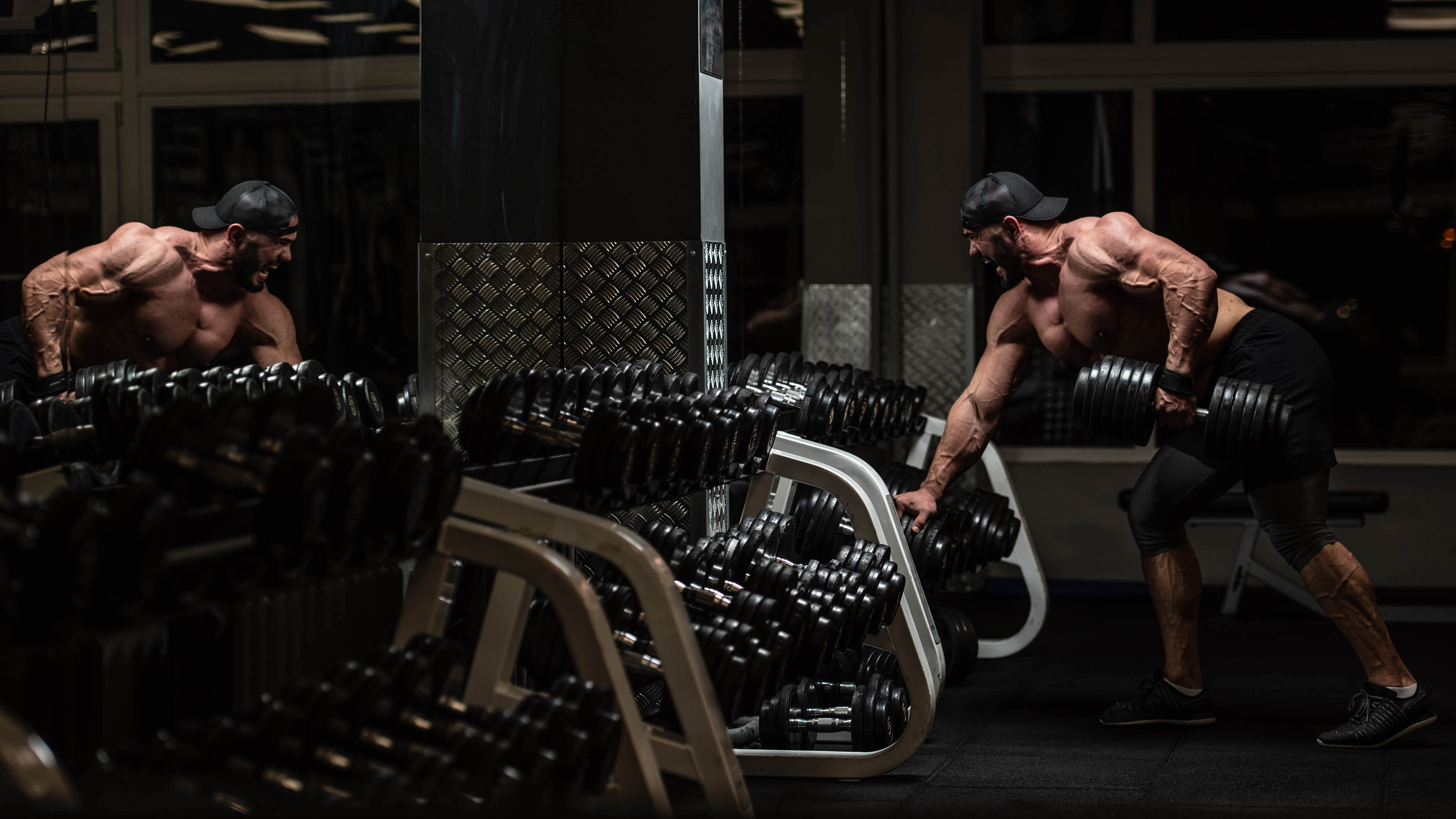 férfi, késő reggeli súlyzós edzés 