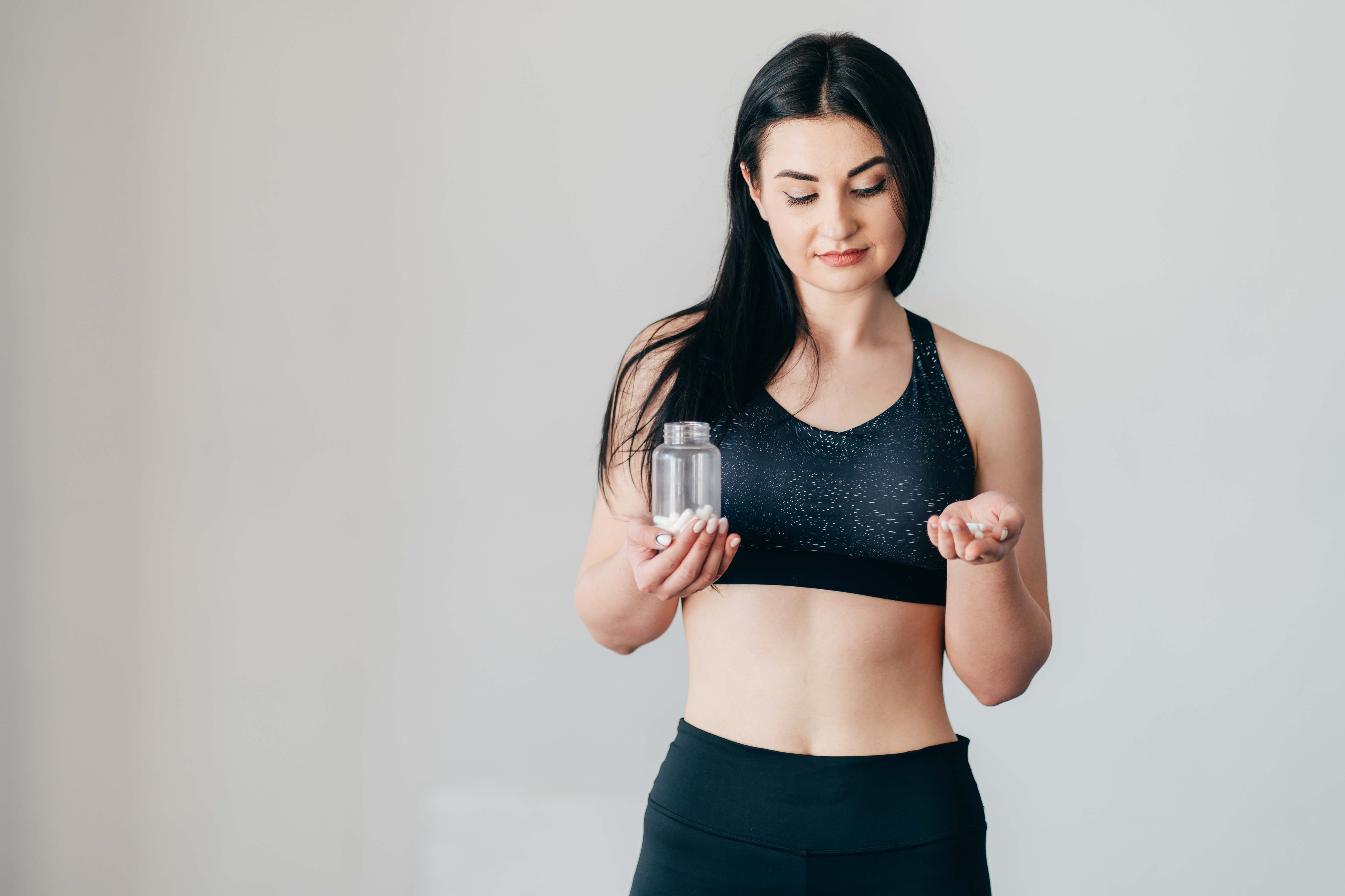 nő étrend-kiegészítővel 