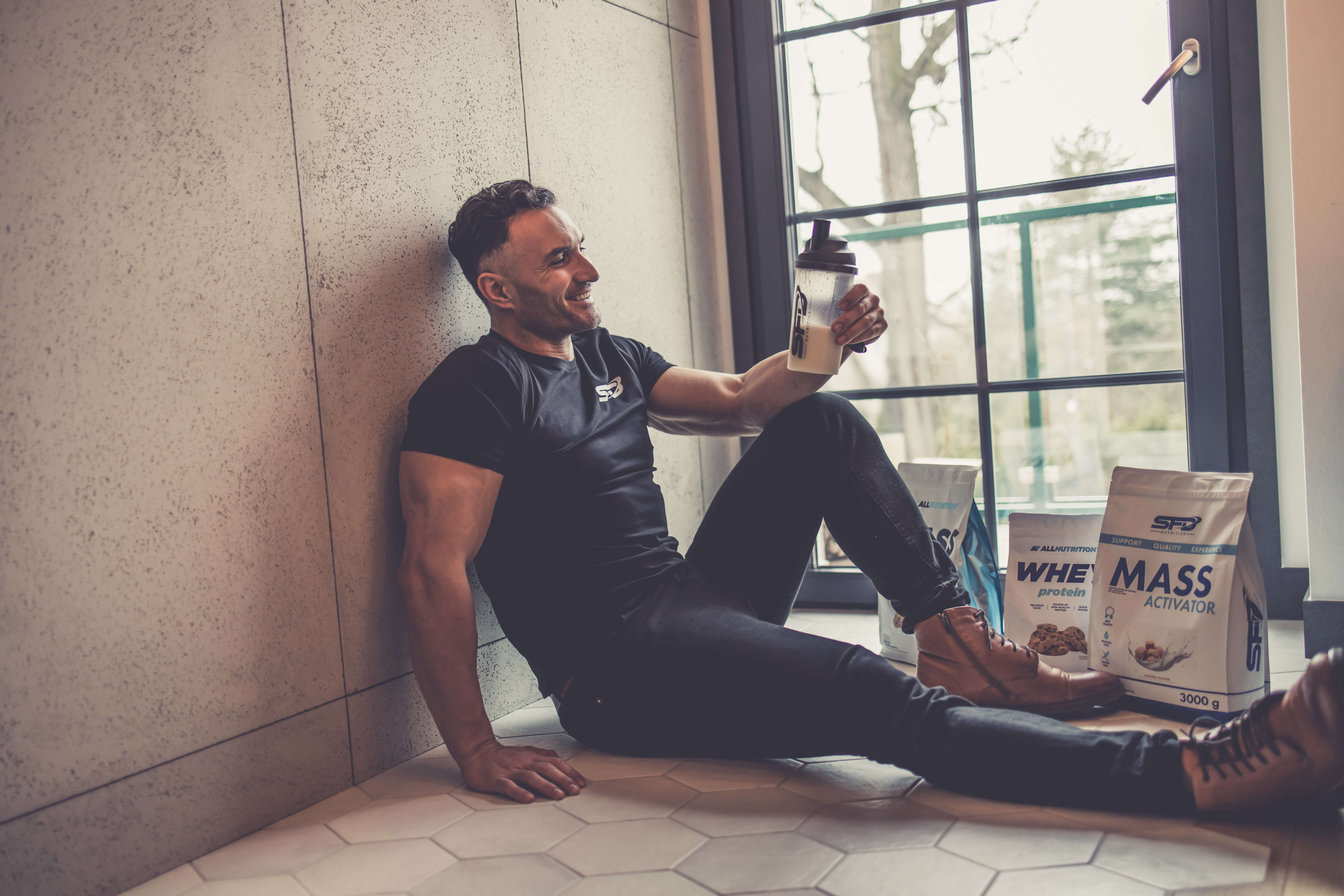 férfi egy szénhidrát-fehérje erősítő kiegészítővel