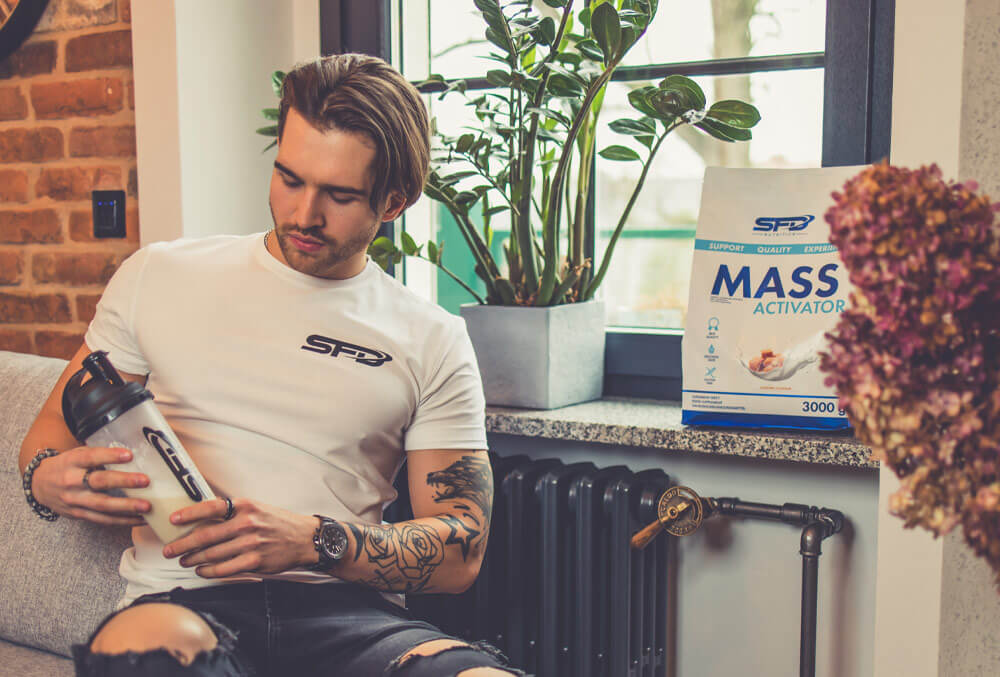 férfi egy szénhidrát-fehérje erősítő kiegészítővel