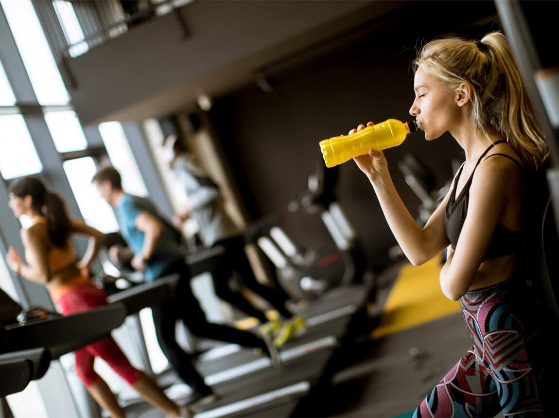 nő szénhidrátos itallal - edzés 