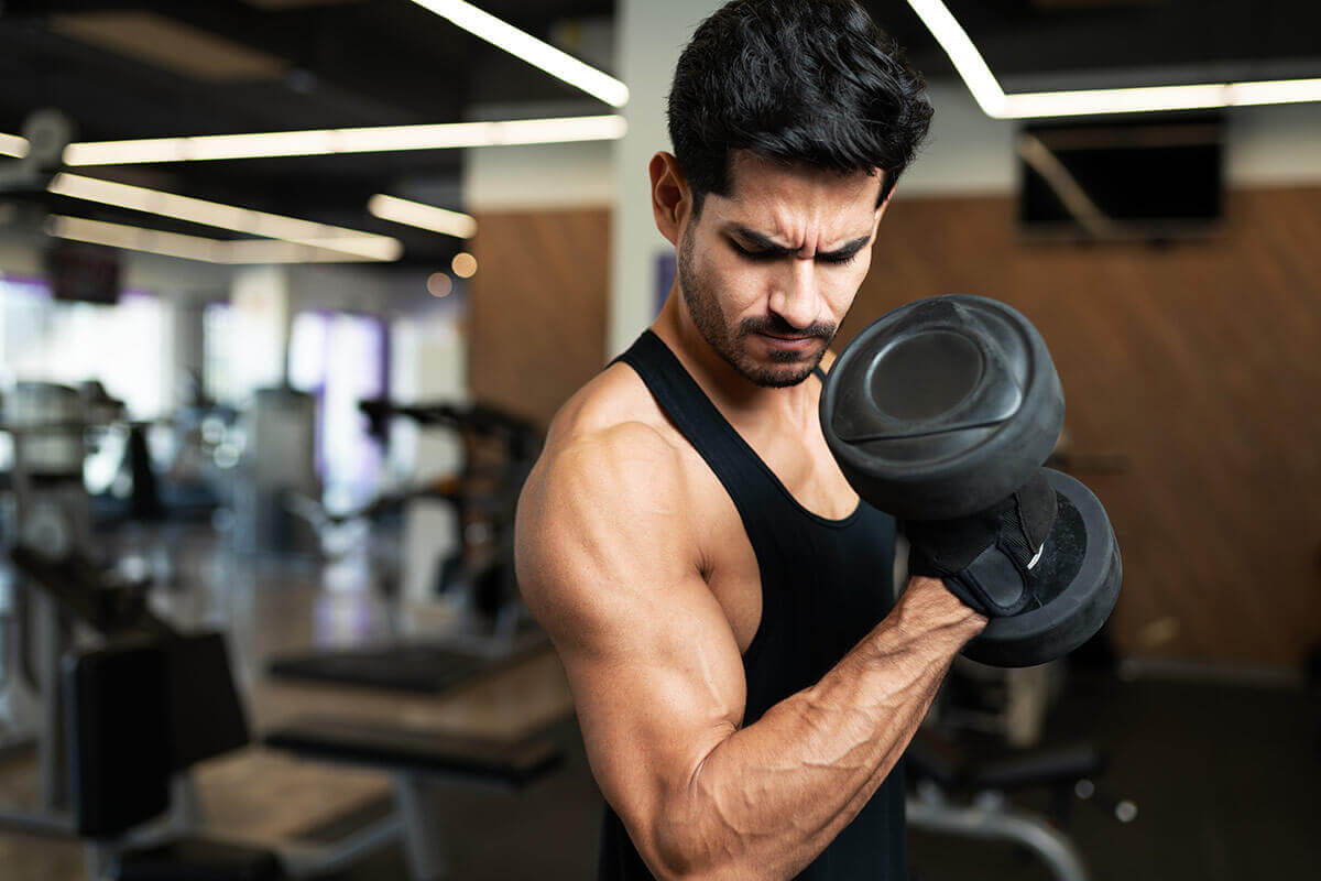 Bicepsz edzés - férfi az edzőteremben 