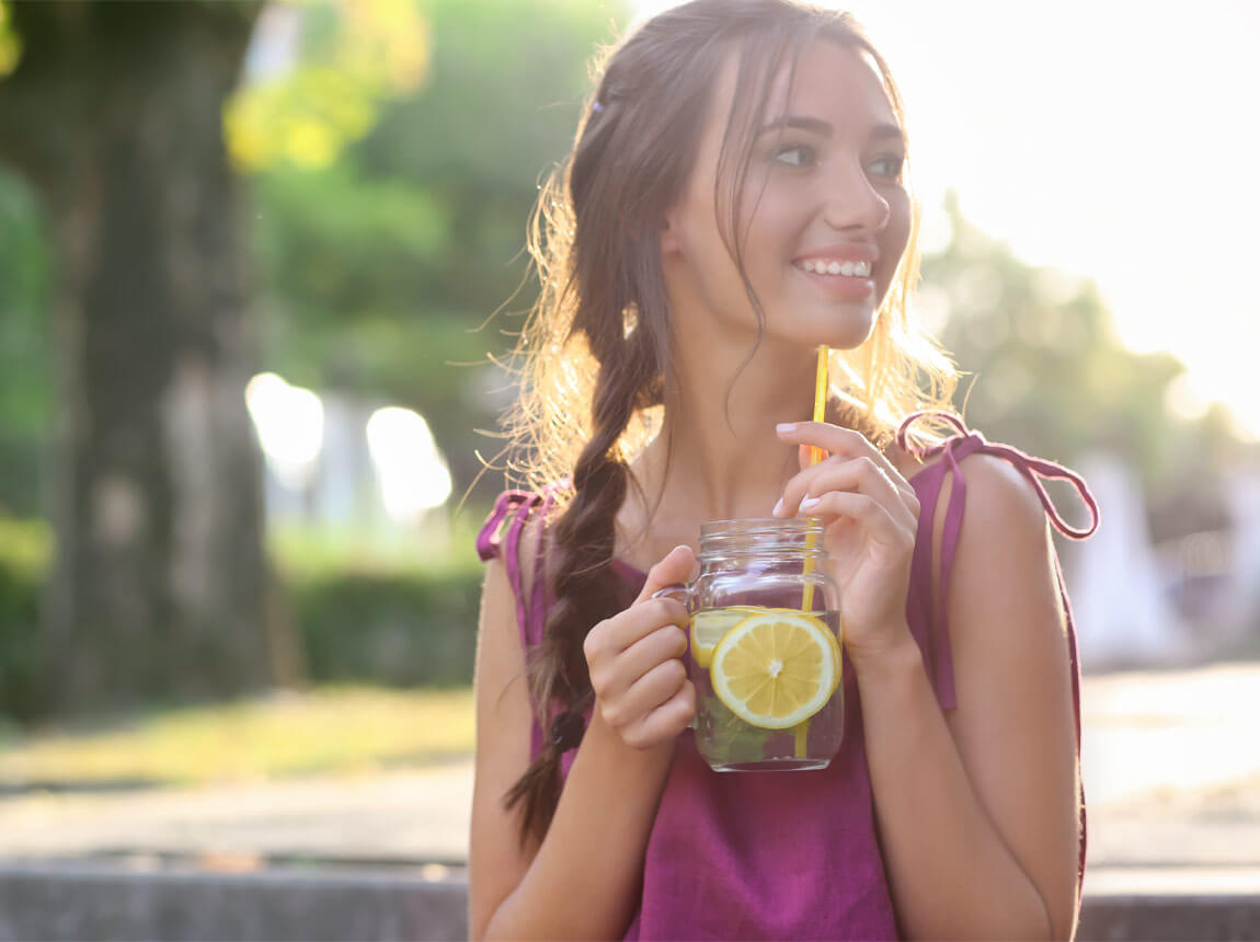 nő - citromos víz 