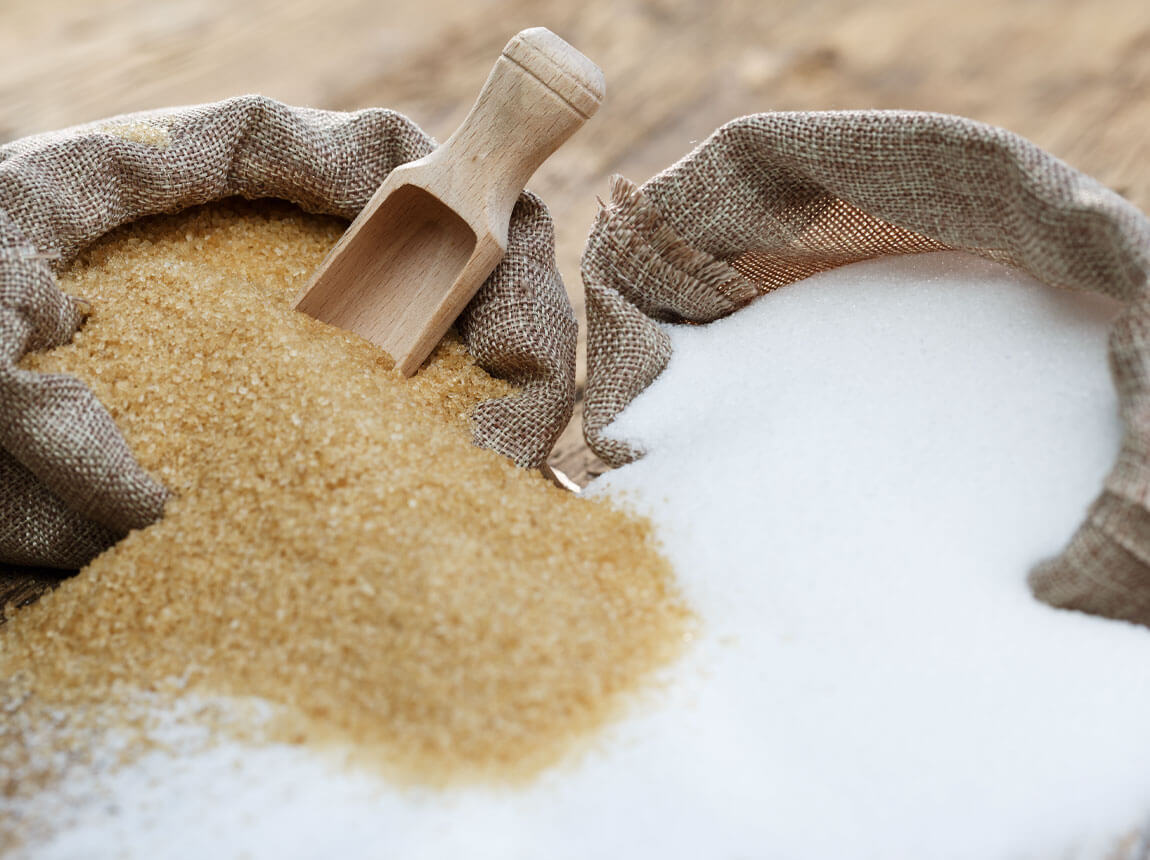 fehér és barna cukor 