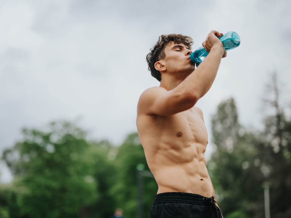 férfi egy itallal, l-karnitinnel 