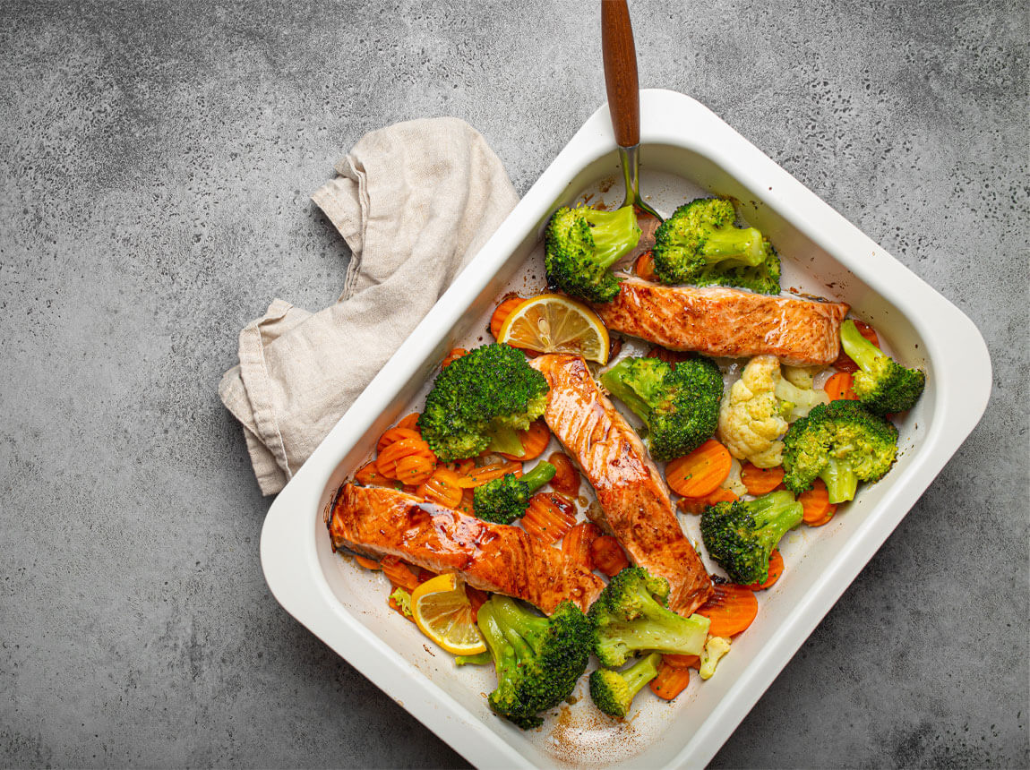 sült lazac zöldségekkel