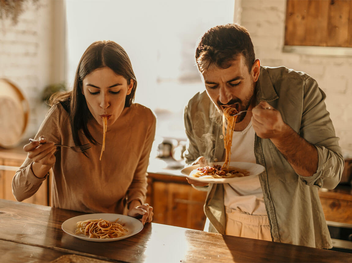 férfi és nő a konyhában - finom ételek 