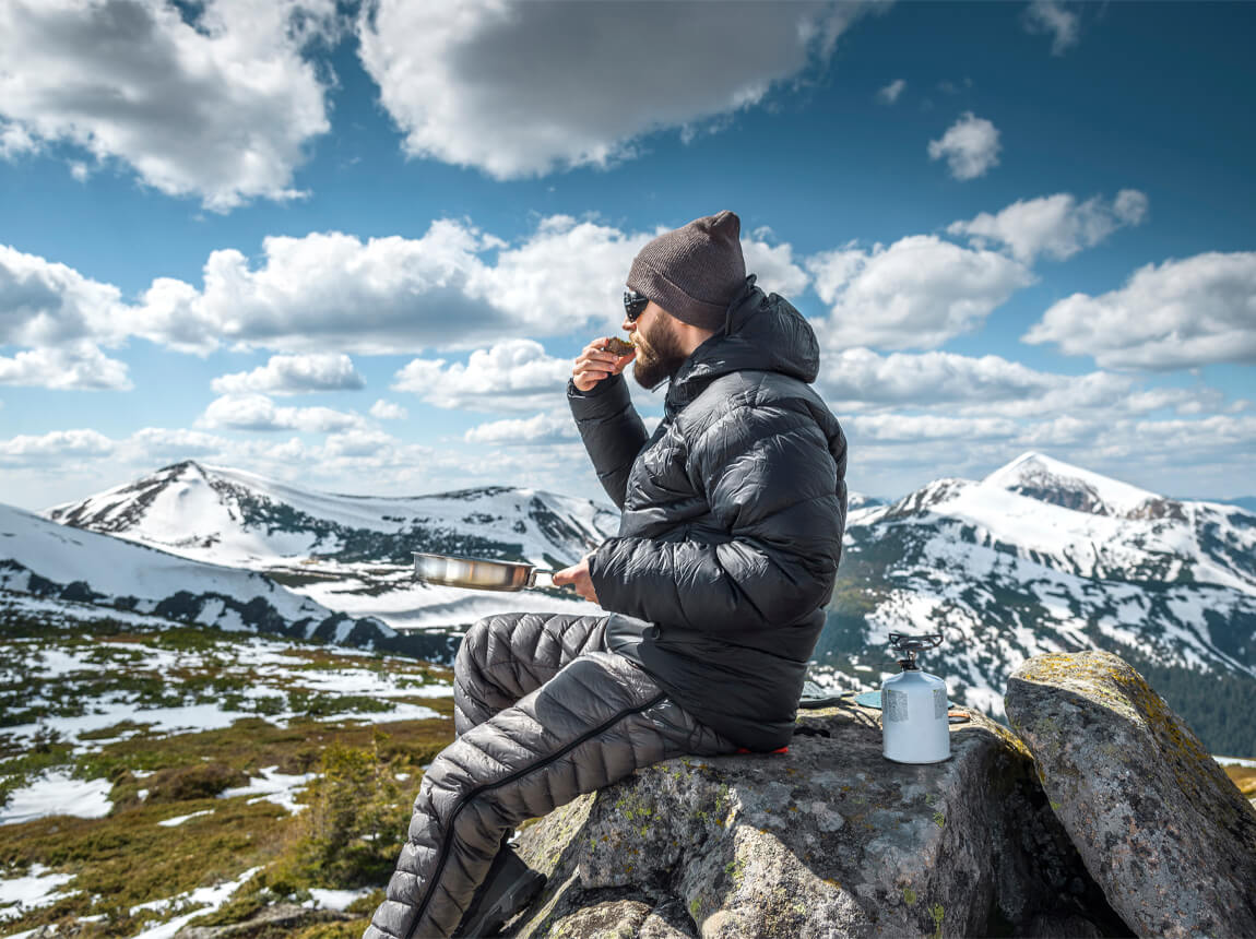 férfi - túrázás a hegyekben, frissítő italok 