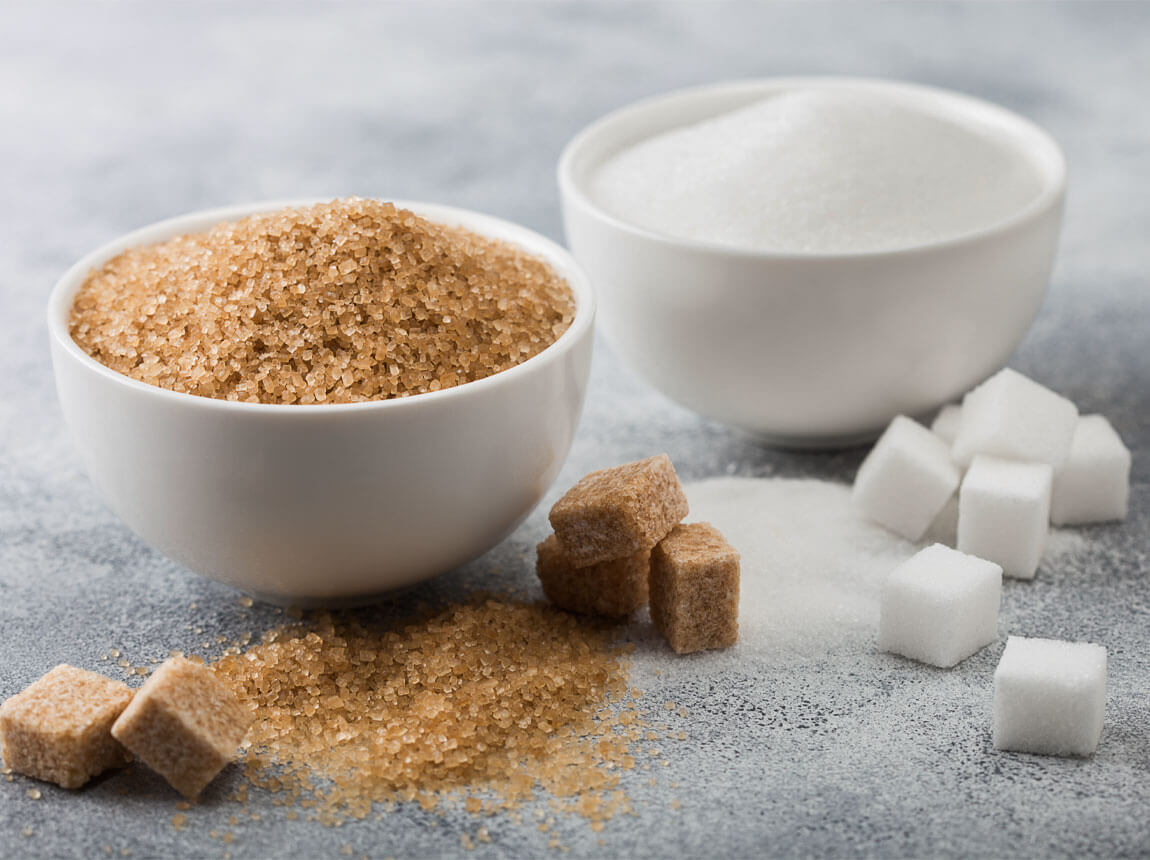 fehér és barna cukor 