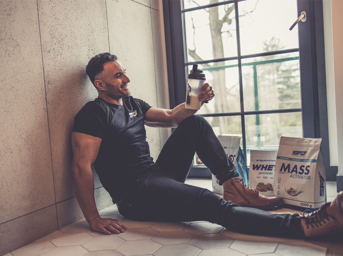 férfi, aki gainer típusú táplálékkiegészítőt szed