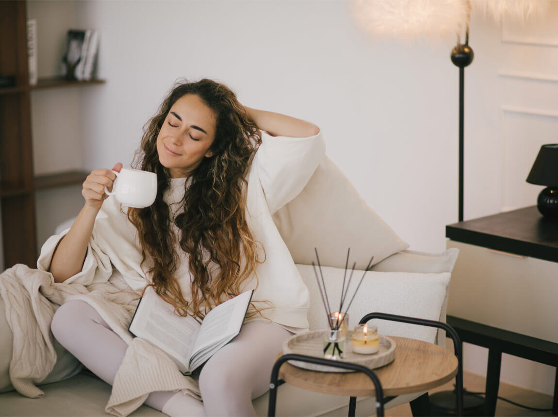 nő egy bögre teával 