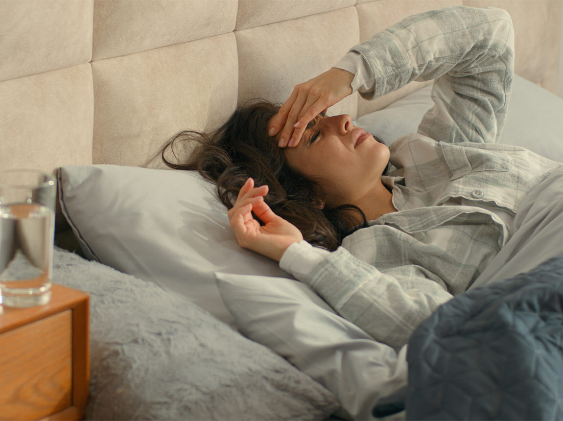 nő az ágyban - másnaposság 