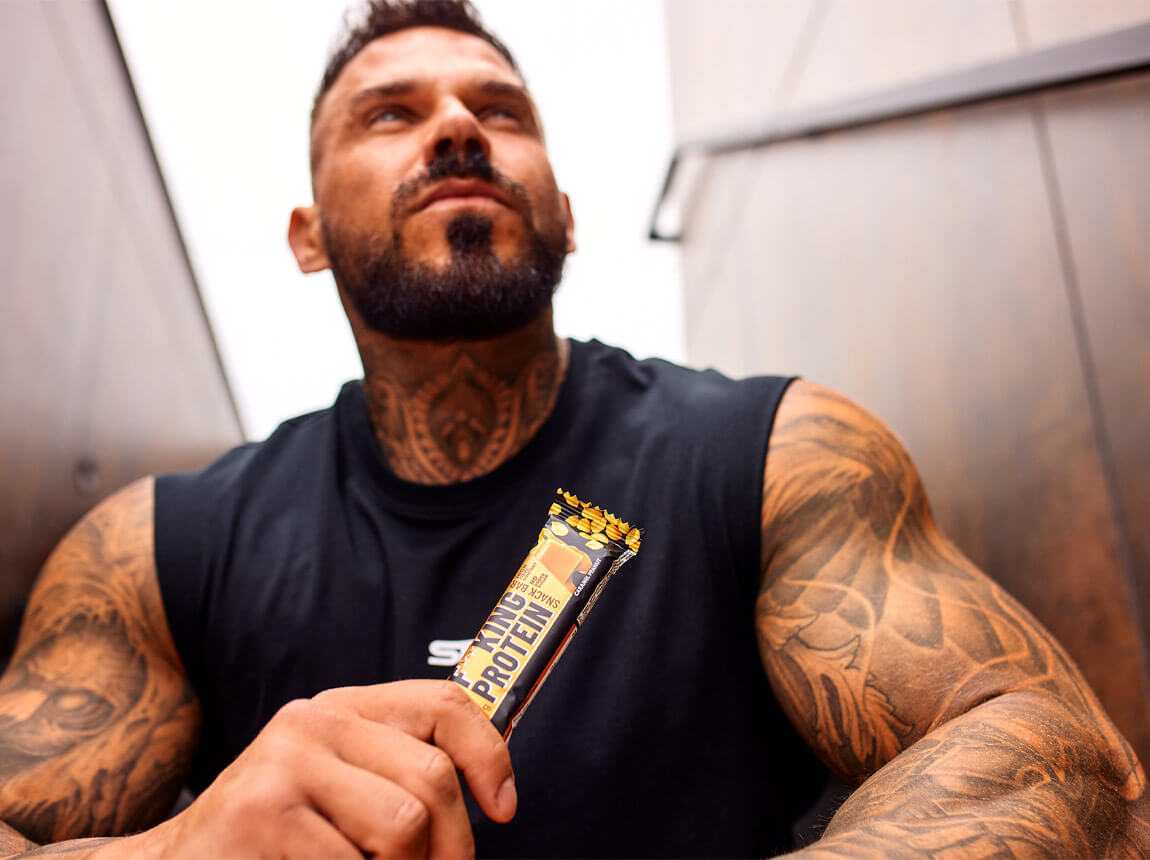 férfi egy fehérjeszelettel 