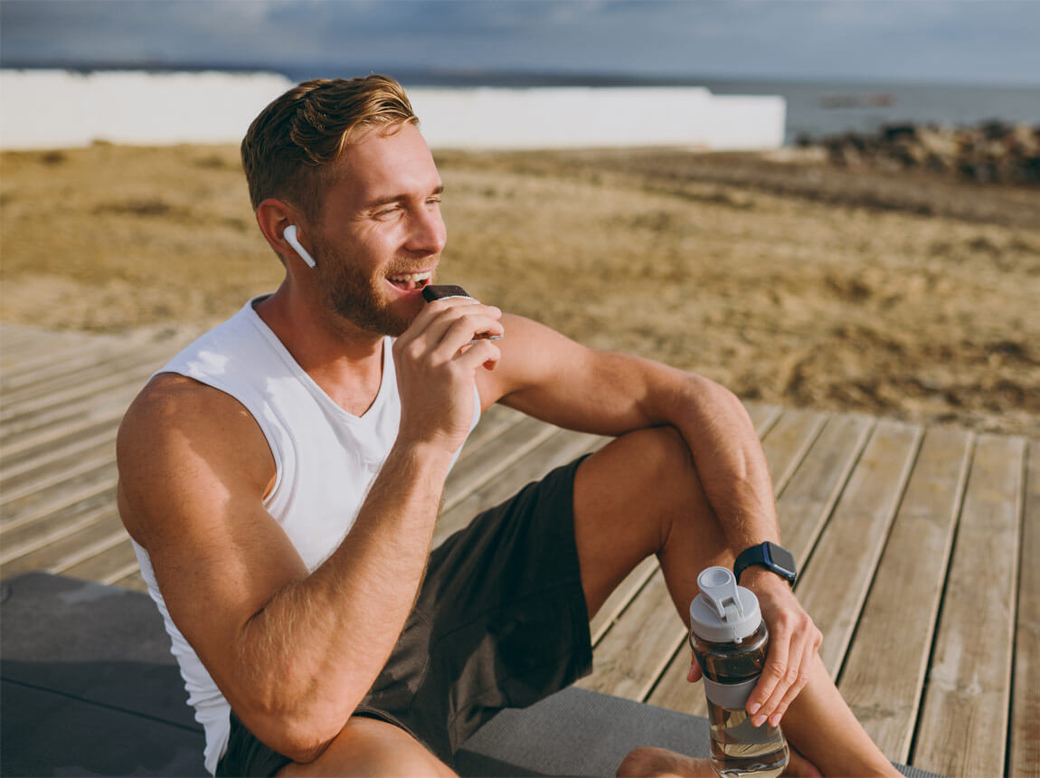 férfi egy fehérjeszelettel 