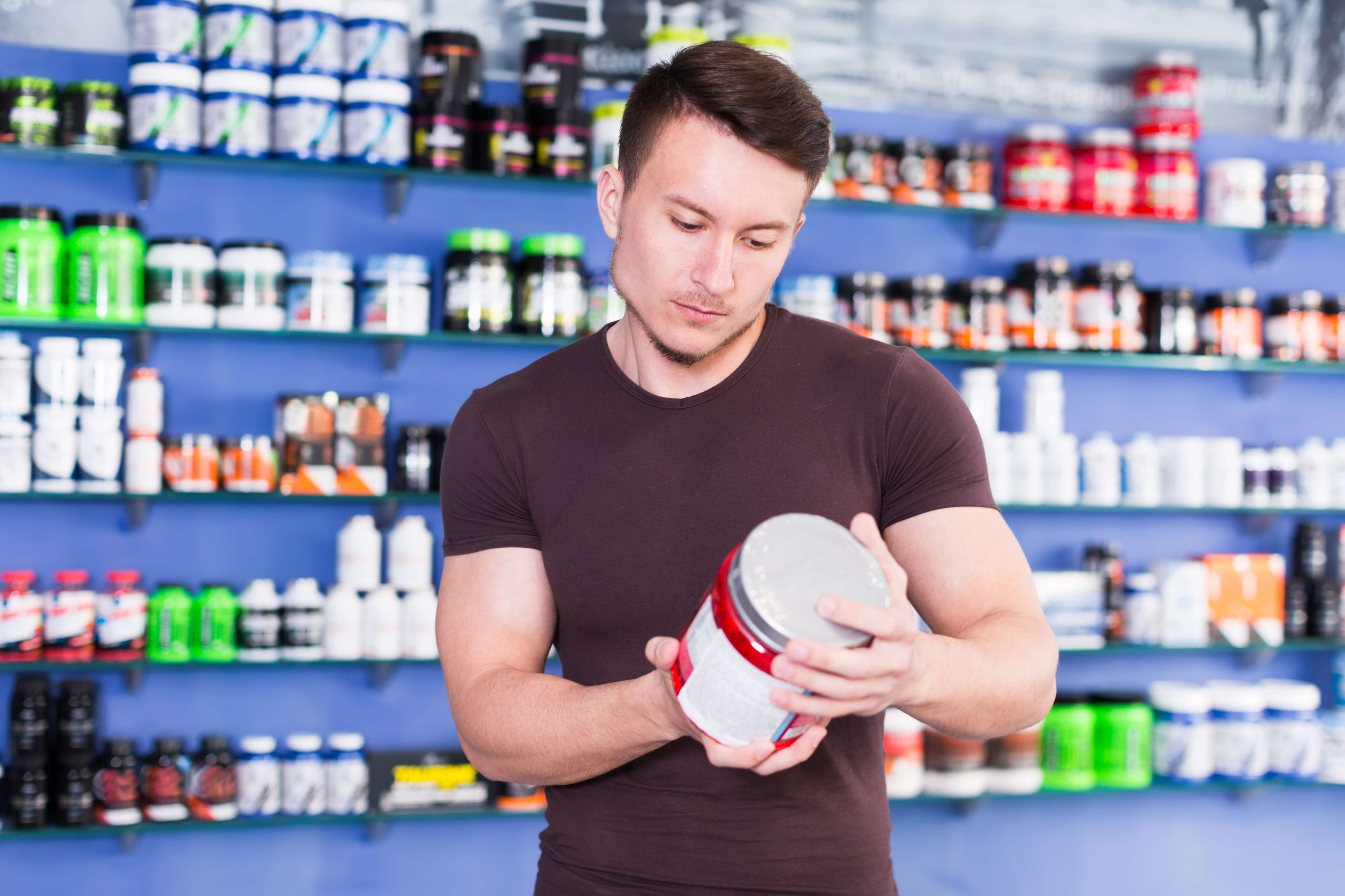 férfi egy táplálékkiegészítő boltban 