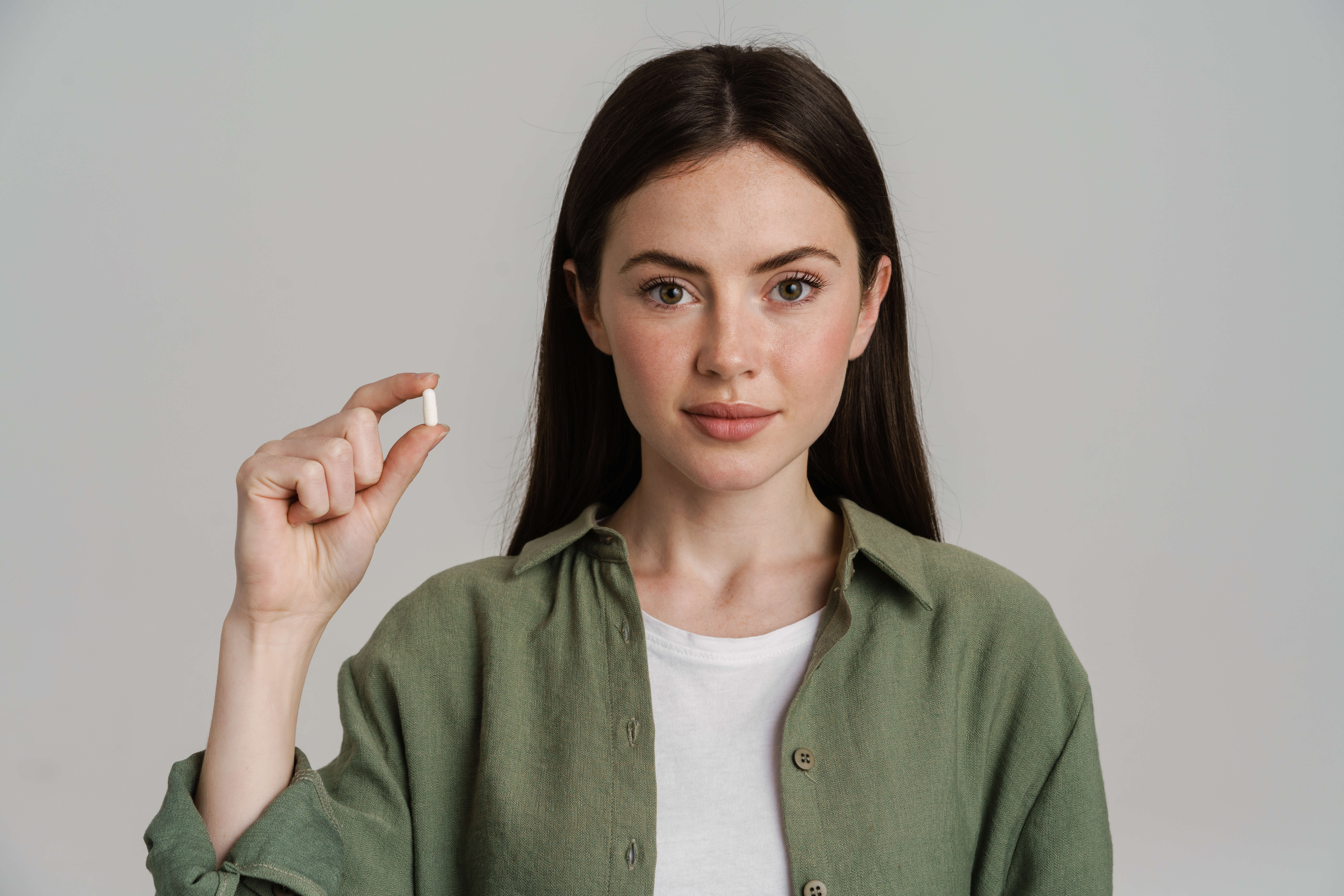 nő vitaminkapszulával 