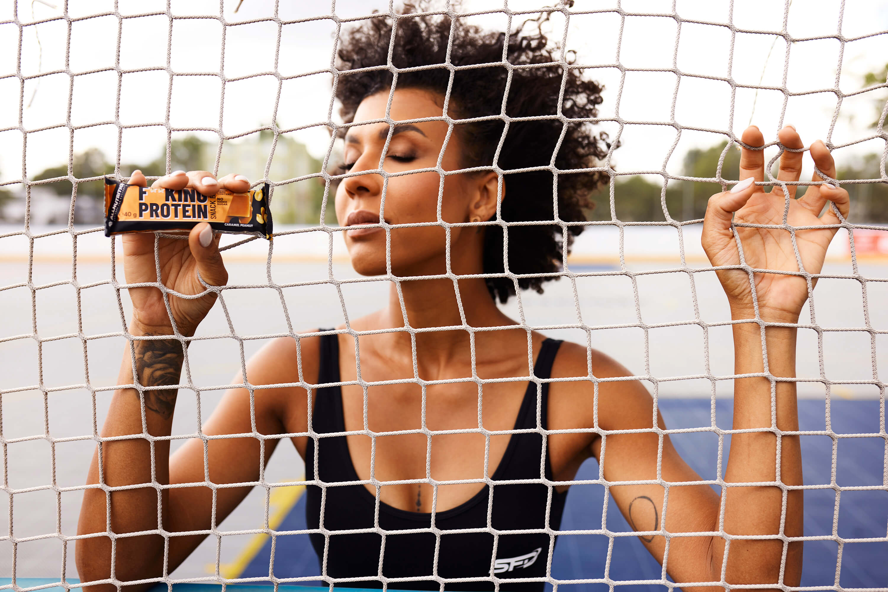 nő egy fehérjeszelettel 