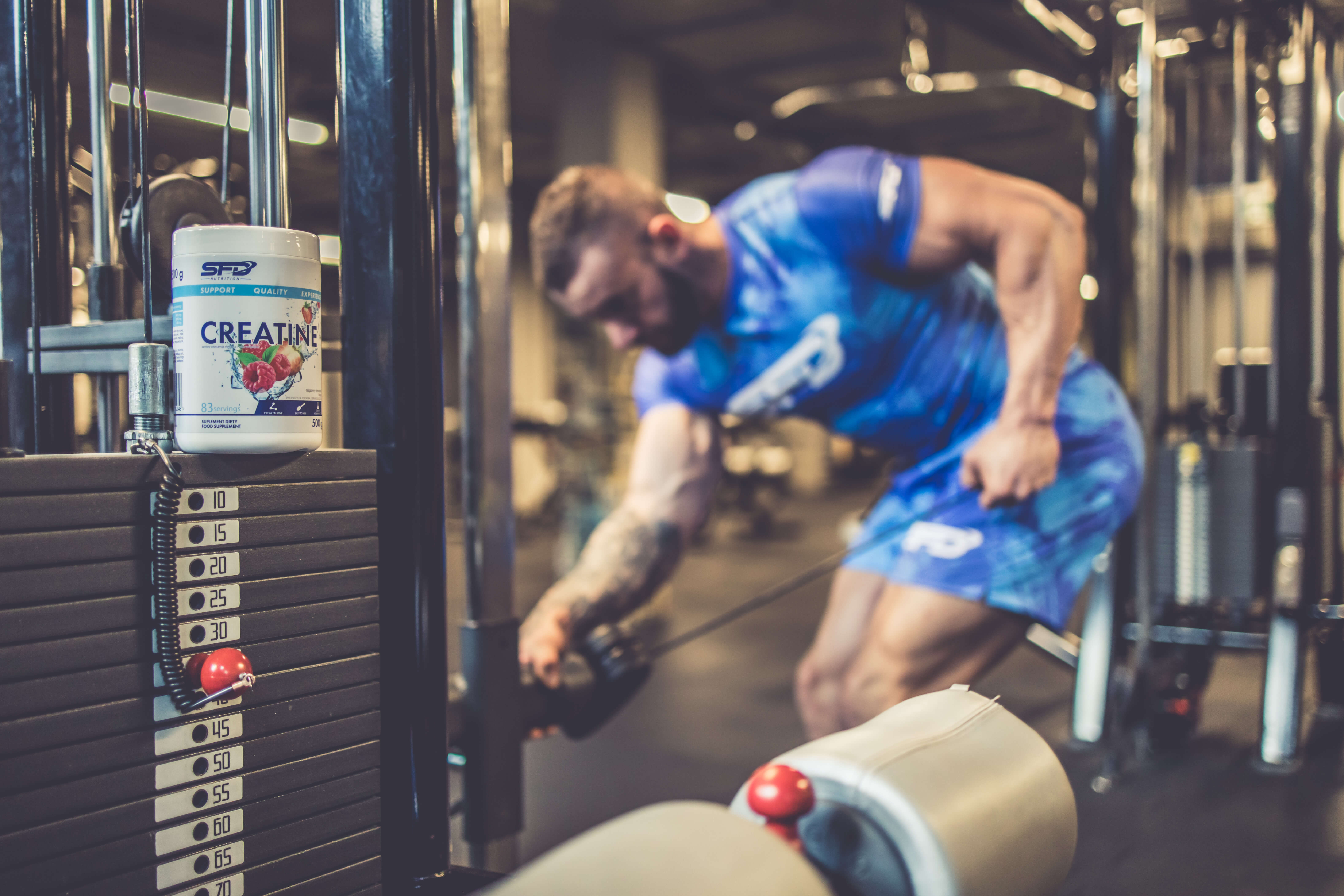 férfi az edzőteremben - kreatin 
