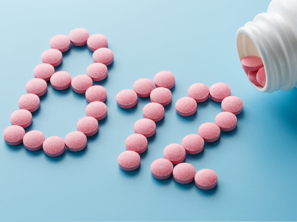 Mi az a B12-vitamin és hogyan működik a szervezetben? A B12-vitamin egy vízben oldódó kémiai vegyület, amely elengedhetetlen a szervezet megfelelő működéséhez. A legfontosabb funkciói közé tartozik: Vörösvérsejt-termelés: A B12-vitamin támogatja az eritropoézist, megelőzve a megaloblasztos vérszegénységet. Az idegrendszer támogatása: Részt vesz a mielin - az idegek védőrétegének - kialakulásában, amely biztosítja az idegek megfelelő működését. DNS-szintézis: A B12-vitamin elengedhetetlen a sejtosztódáshoz és a szövetek regenerációjához. Homocisztein anyagcsere: Fenntartja a normális homocisztein szintet, ami véd a szív- és érrendszeri betegségekkel szemben. Ki van kitéve a B12-vitamin hiányának? A B12-vitamin hiánya meglehetősen gyakori, és az emberek különböző csoportjait érintheti, többek között: Vegánok és vegetáriánusok: A B12-vitamin főként állati eredetű termékekben található, ezért a növényi étrenden élők különösen veszélyeztetettek. Idősebb emberek: Ahogy öregszünk, a szervezetnek csökken a képessége arra, hogy a B12-vitamint a táplálékból felszívja. Emésztési betegségekben szenvedők: Az olyan állapotok, mint a coeliakia, a Crohn-betegség vagy a gyomorhurut korlátozhatják ennek a vitaminnak a felszívódását. Gyógyszereket szedők: Egyesgyógyszerek, például a protonpumpa-gátlók vagy a metformin csökkenthetik a B12-vitamin felszívódását. A B12-vitamin-hiány tünetei