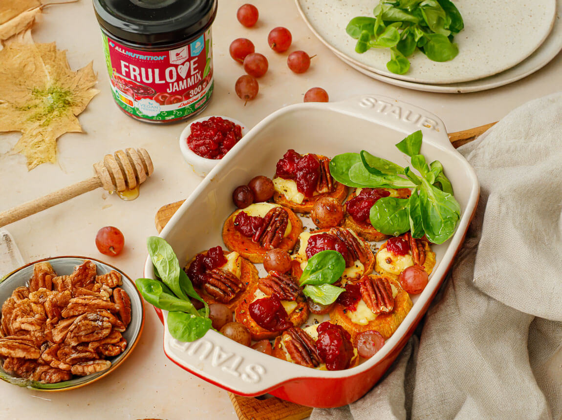 s&uuml;lt &eacute;desburgonya brie sajttal, di&oacute;val &eacute;s Frulove Jammix Cherry lekv&aacute;rral