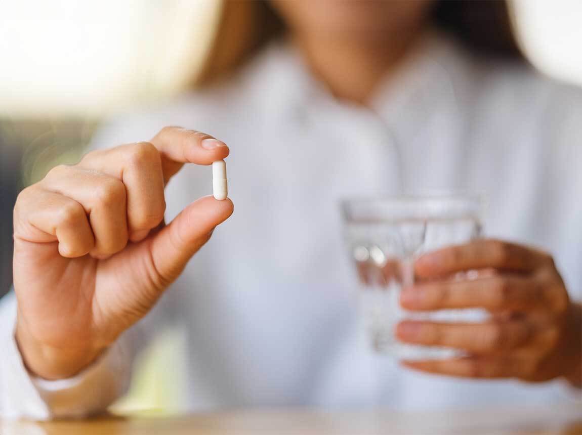 egy nő vitaminokkal