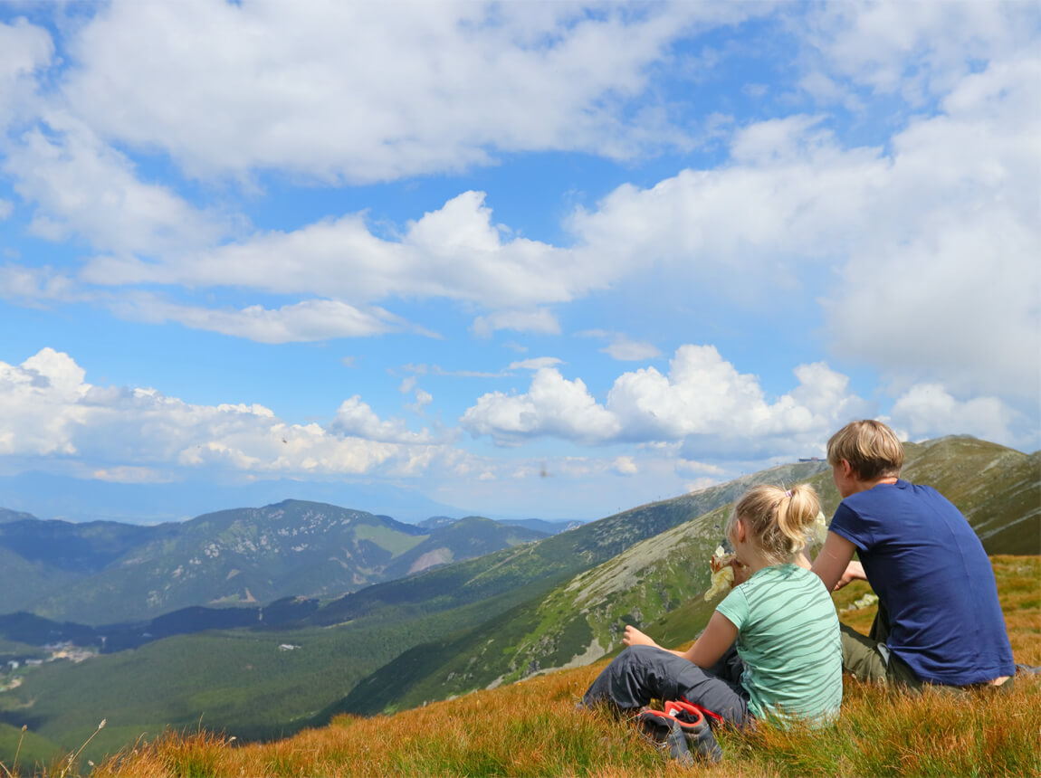 gyerekek, frissítők a hegyekben 