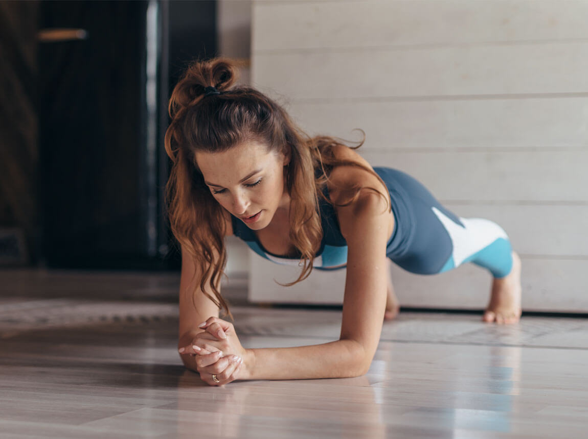 nő - deszka, hasizomgyakorlat  