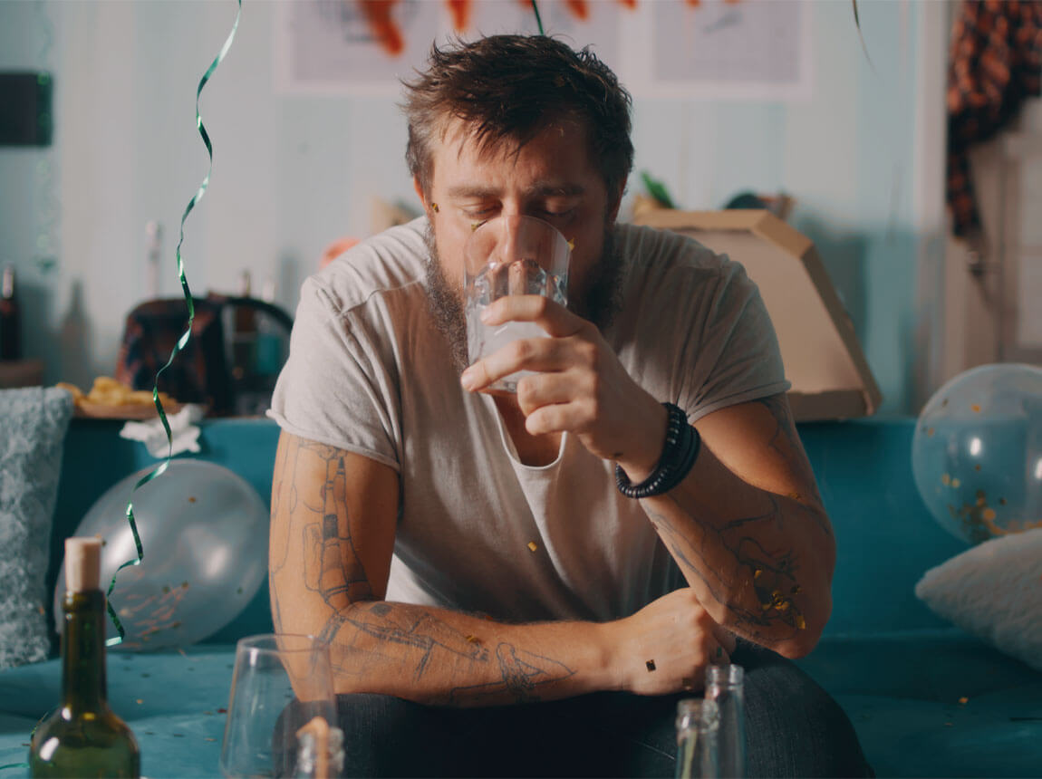 férfi, másnaposság egy buli után