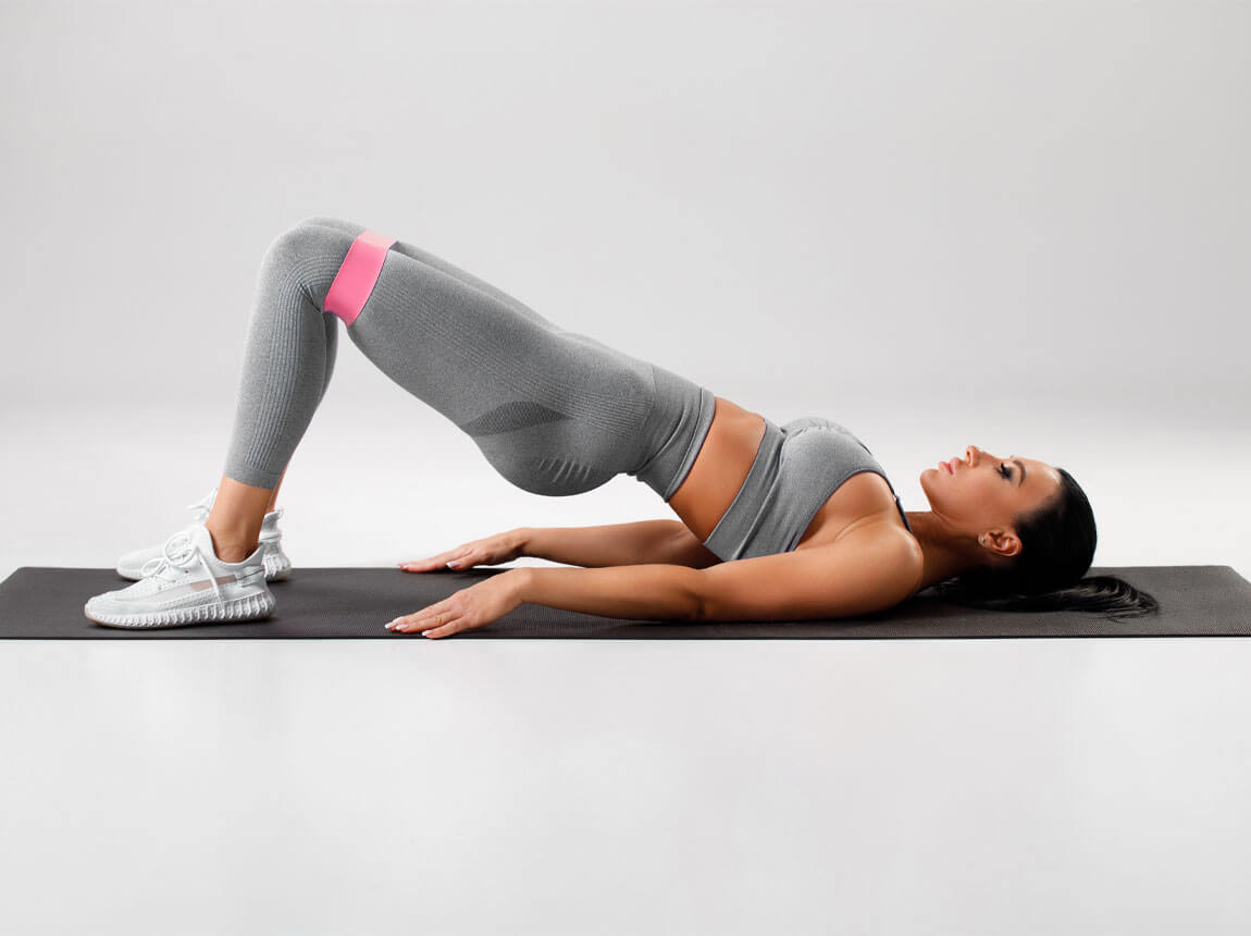 nő - ellenállás szalagokkal végzett farizom edzés