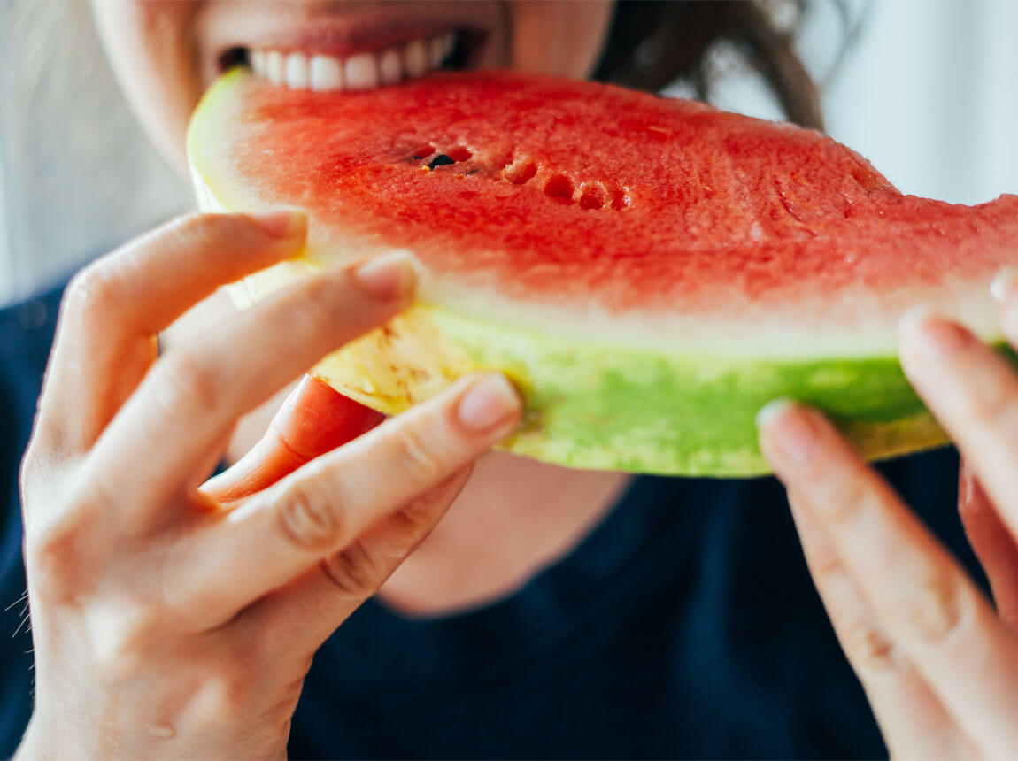 étel, nő dinnyével