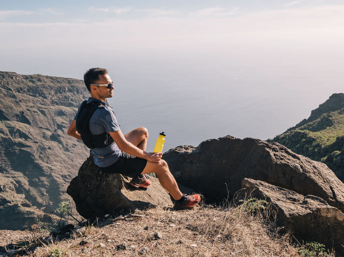 férfi elektrolitokkal a hegyekben