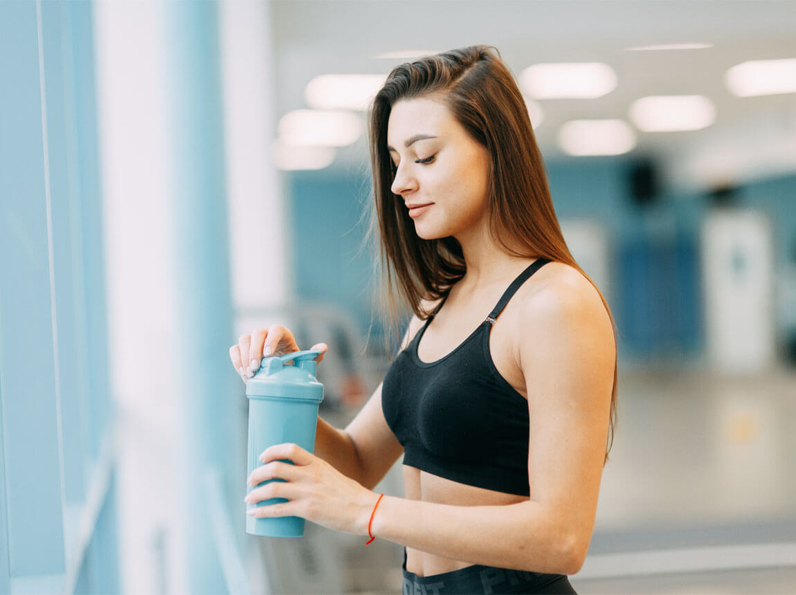 nő fehérjeturmixszal 