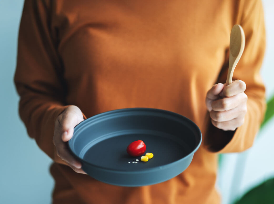 éhező diéta - kevés étel a tányéron