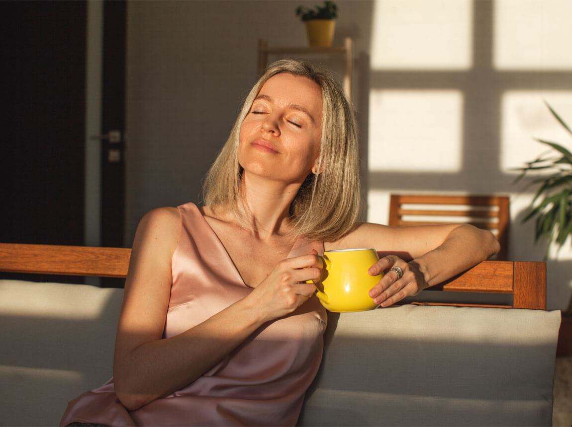 nő - csésze tea mézzel