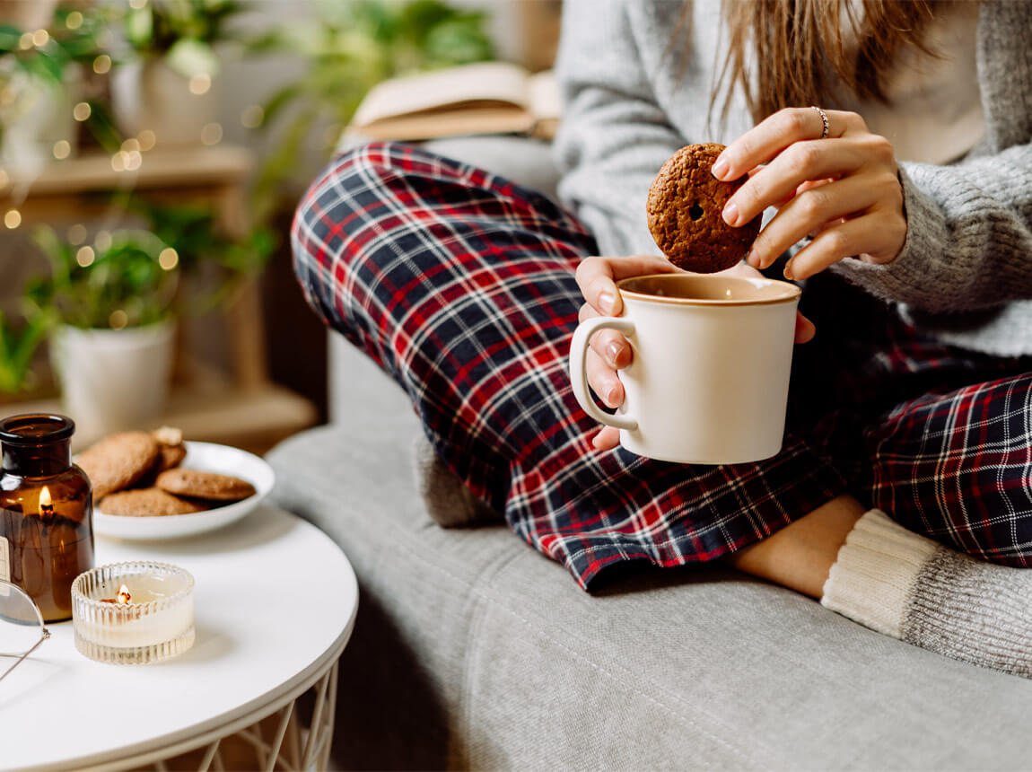 nő keksszel - téli estéken 