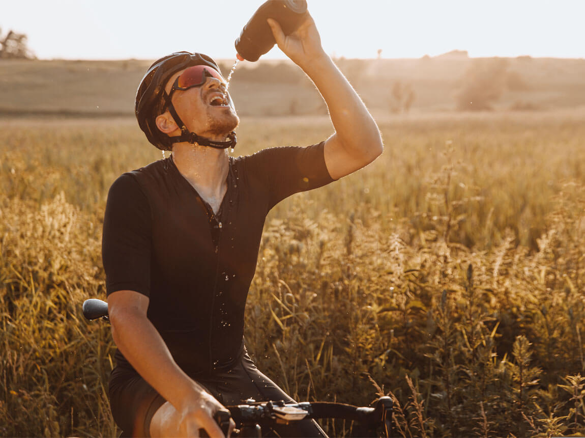 kerékpáros izotóniás italral egy forró napon