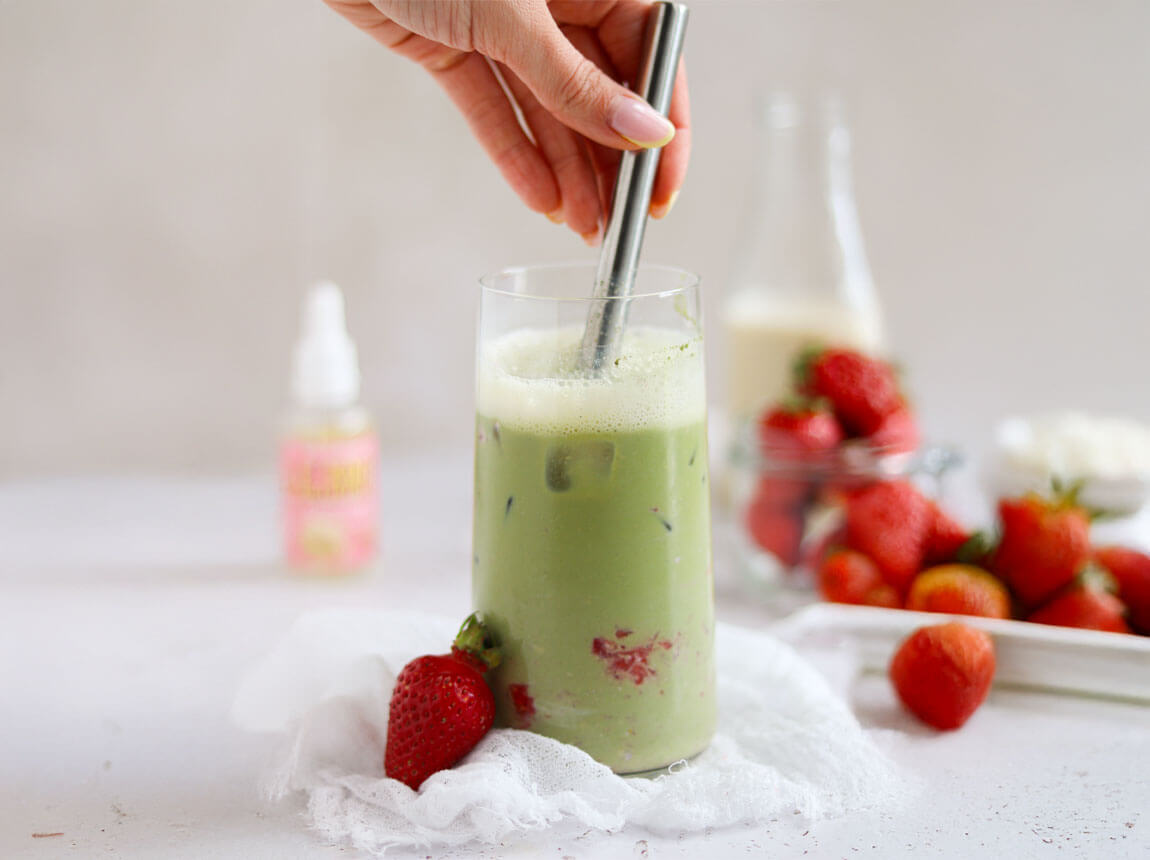 Fehér csokoládé ízű fehérjés eper matcha latte