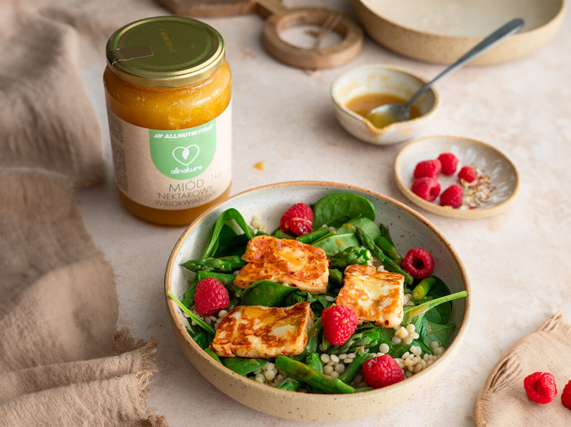 Recept tavaszi sal&aacute;t&aacute;hoz sp&aacute;rg&aacute;val, halloumi sajttal &eacute;s m&aacute;ln&aacute;val