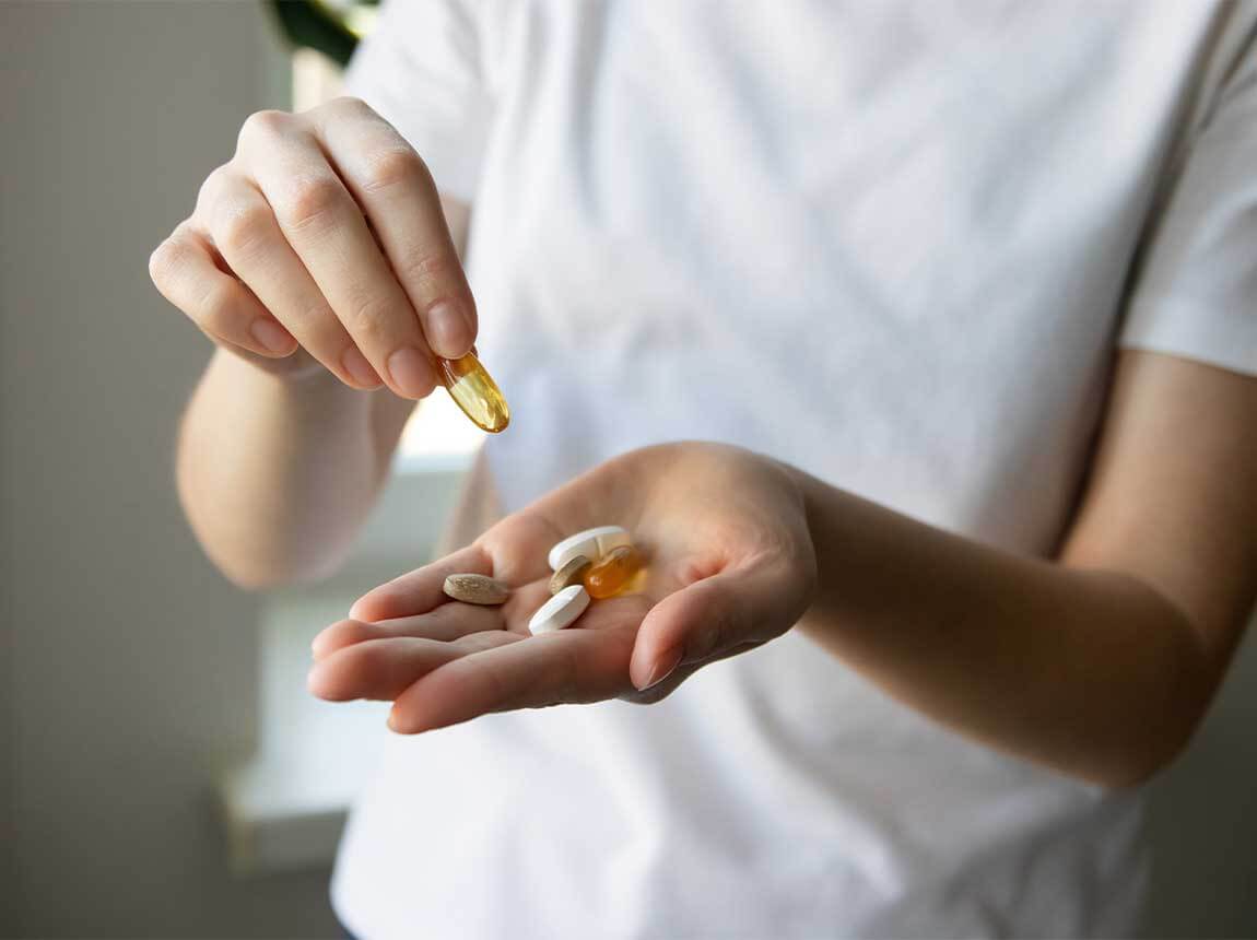 egy nő vitaminkapszul&aacute;kkal