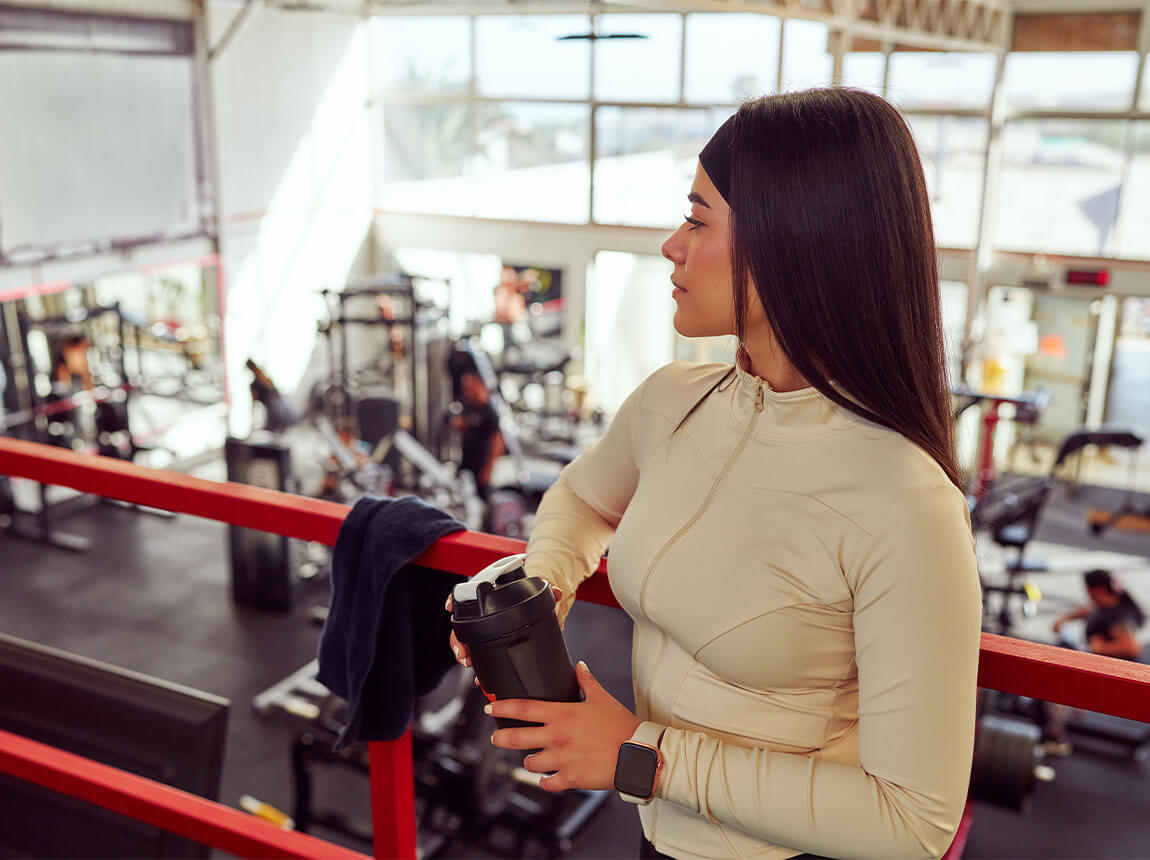 nő r&aacute;z&oacute;g&eacute;ppel - kreatin