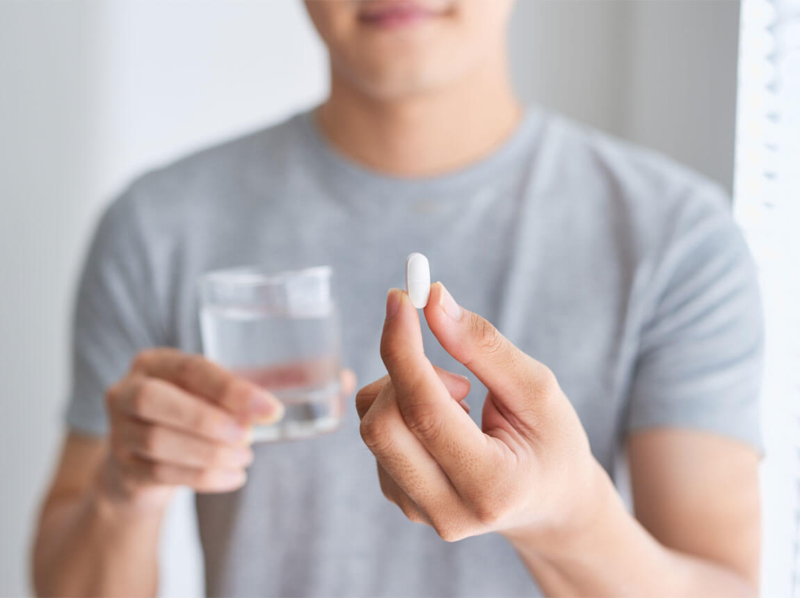 m&aacute;gn&eacute;ziumkapszul&aacute;val rendelkező f&eacute;rfi