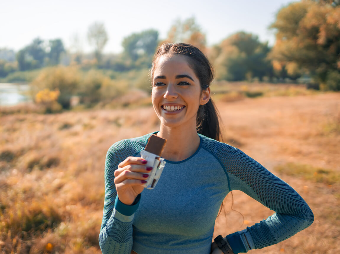 nő egy fehérjeszelettel 
