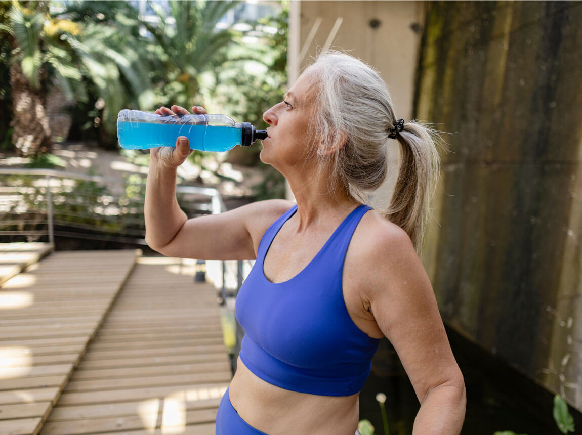 aktív, idősebb nő - izotóniás ital
