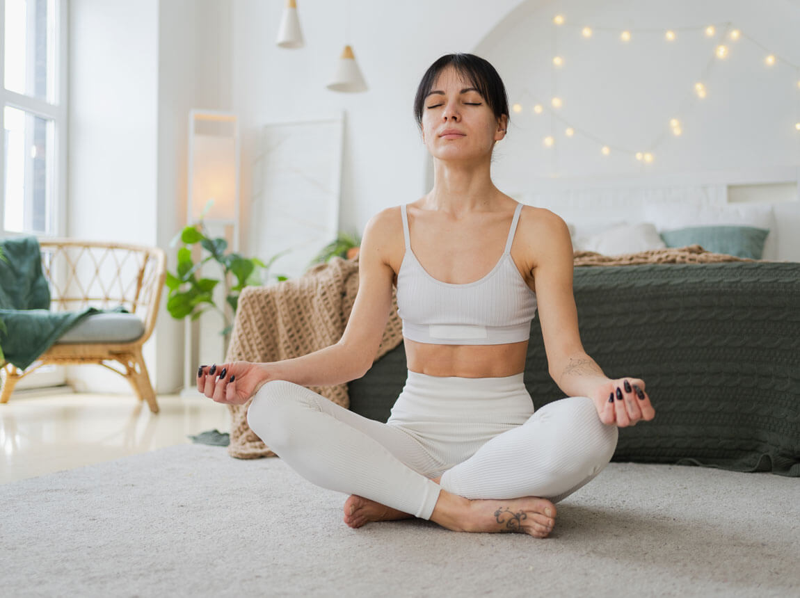 nő - j&oacute;ga otthon