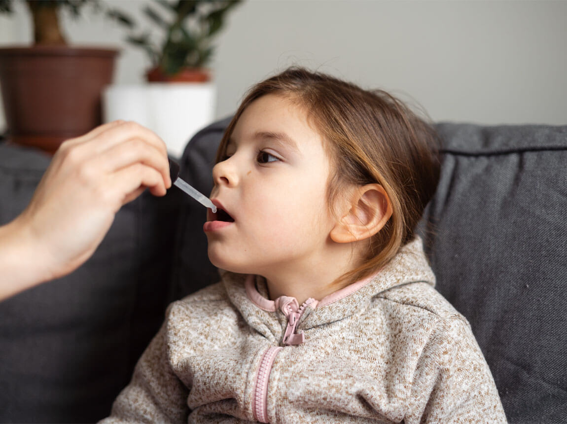 lánygyermek - C-vitamin cseppekben