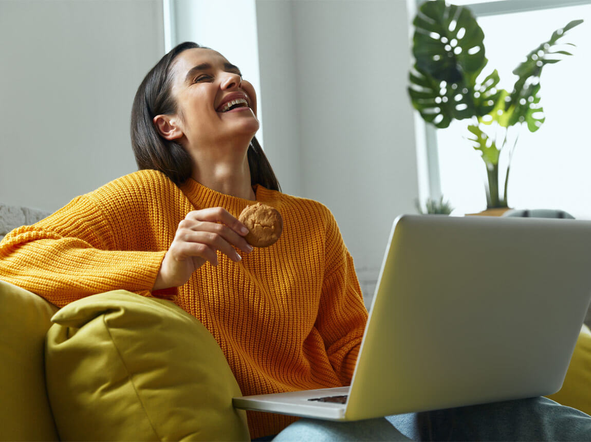 nő keksszel - édes snackek 